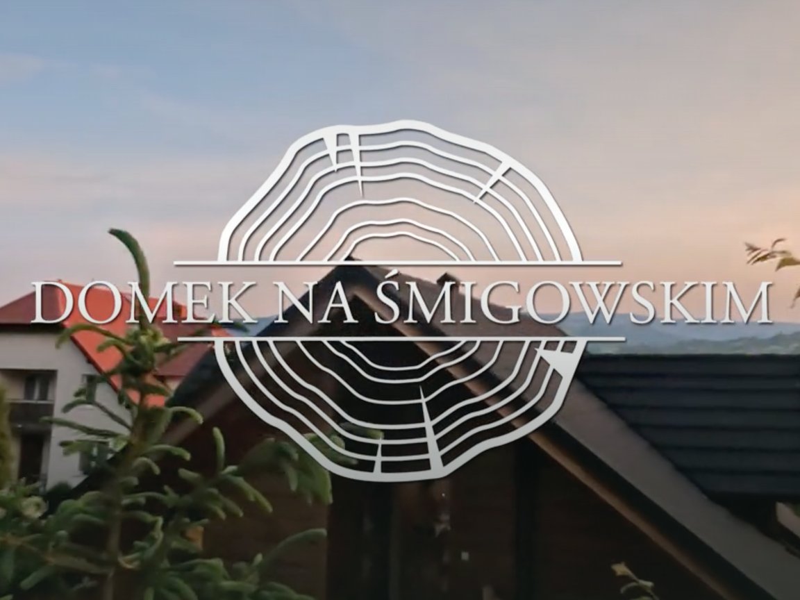 Faza 1 choreografii — plansza z logo Domku na Śmigowskim w filmie z drona, nakładka tekstowa ukryta